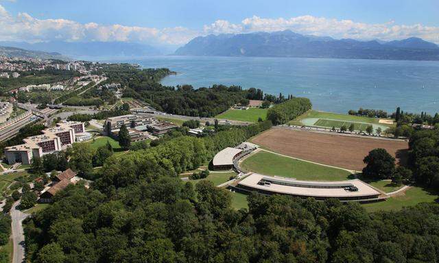 Direkt am Genfer See, mit Blick auf Schweizer und französische Berge, liegt der Campus der Universität Lausanne.