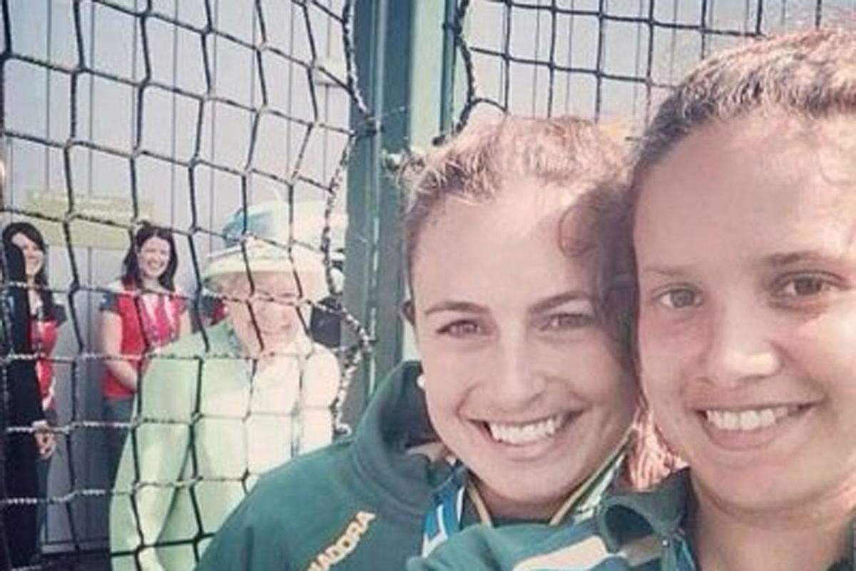"Ahhh - The Queen photo-bombed our selfie!!" Die australischen Hockeyspielerinnen Jade Taylor und Brooke Peris wollten während der Commonwealth Games in Glasgow eigentlich nur ein Foto von sich selbst schießen. Dann rückte Queen Elizabeth II. ins Bild.  