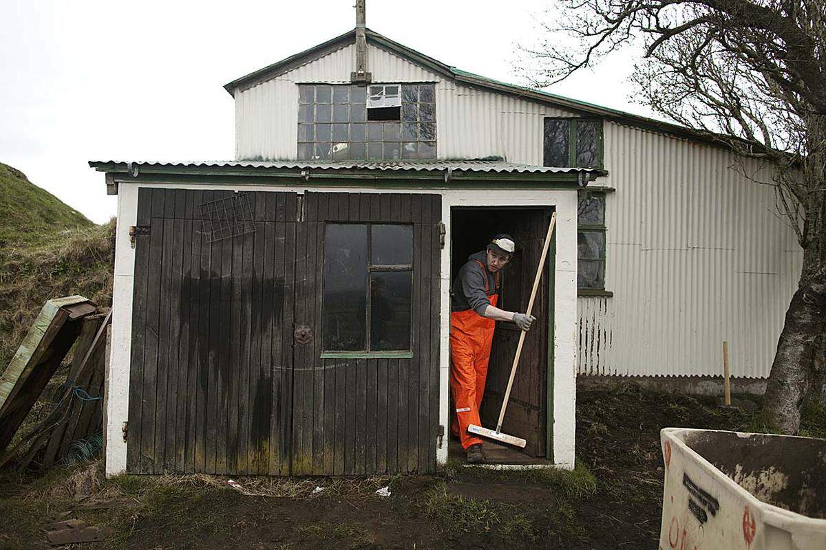 Der Landwirt Siguretur Gudnason hat seine Haus in Skaftafell bereits von Asche befreit.