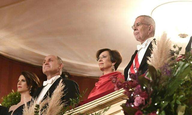 Archivbild: Edstadler, Sobotka und Van der Bellen am Opernball 2020