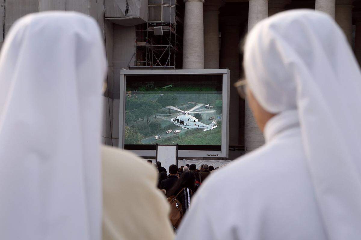 Auf dem Peterslatz hatten sich mehrere Tausend Gläubige versammelt, die über große Bildschirme die Abreise des Papstes verfolgten.