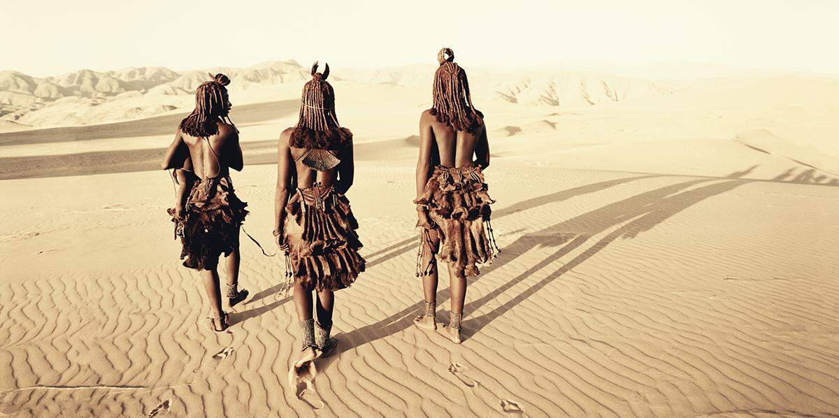Himba, Hartmann Valley, Cafema, Namibia 2011 Die halbnomadischen Himba leben in einer bergigen, trockenen Landschaft und leben von der Zucht von Rindern, Ziegen und Schafen. Je nach Jahreszeit ziehen sie mit ihren Herden zu unterschiedlichen Wasserstellen und bauen dort jeweils ein neues Dorf auf. Sie waren auch im RTL-Trash-Format "Wild Girls - Auf High Heels Durch Afrika" zu sehen. Wie sie in der Sendung porträtiert wurden, war umstritten. Mehrfach protestierten die Himba gegen den Bau des geplanten Orokawe Staudamms, durch den sie ihre Lebesnweise bedroht sehen. 