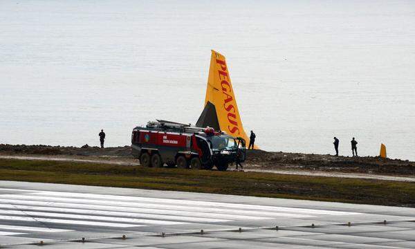 Die 162 Passagiere und sechs Besatzungsmitglieder kamen bei dem Vorfall am Samstagabend mit dem Schrecken davon. Der Sender CNN Türk berichtete: "In Trabzon fehlten 25 Meter bis zur Katastrophe." Die Boeing 737-800 war aus der Hauptstadt Ankara gekommen.