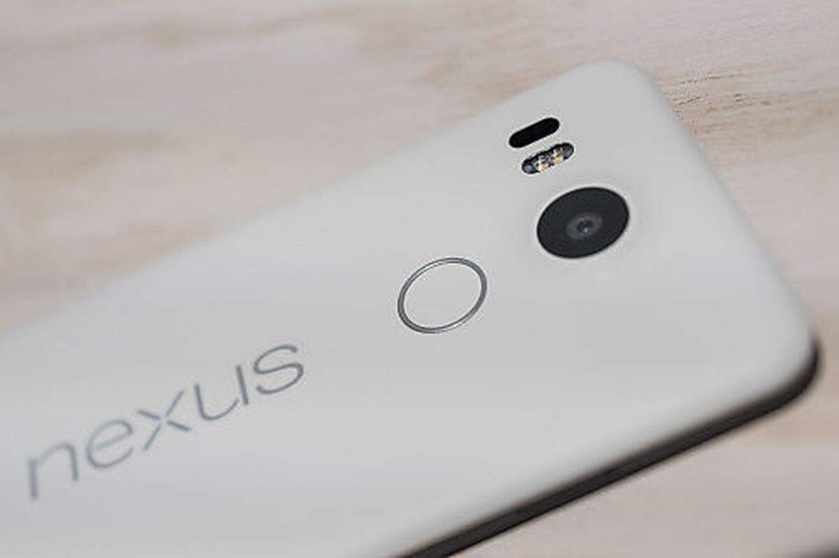 Das Nexus 5X ist der inoffizielle Nachfolger des erfolgreichsten Google Smartphone, dem Nexus 5. Zentraler Bestandteil ist ein 5,2-Zoll-Bildschirm (LCD-IPS) mit einer Auflösung von 1.080 x 1.920 Pixel, woraus sich eine Pixeldichte von 423 ppi (Pixel per Inch) ergibt. Geschützt wird dieser durch Gorilla Glass 3.