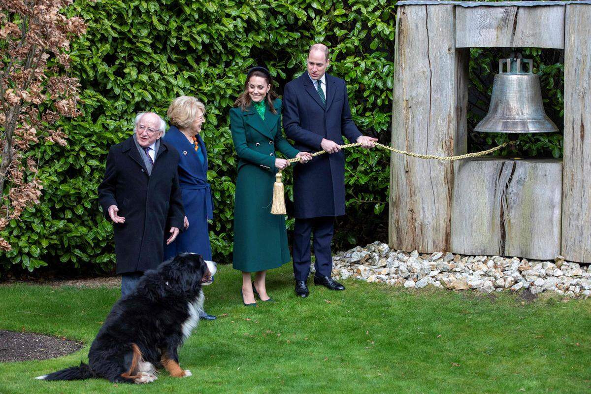 Empfangen wurde das royale Paar vom irischen Präsidenten Michael D. Higgins und seiner Frau Sabina. Auch der Hund des Präsidentenpaares namens Bród war dabei, als die Friedensglocke geläutet wurde.