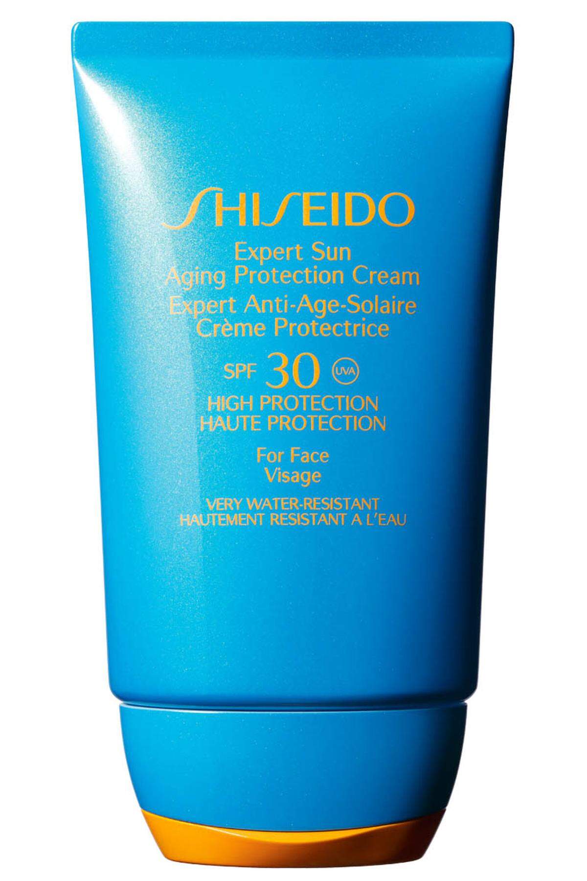 Der Hautalterung vorbeugen soll die „Sun Expert Aging Protection Cream“ von Shiseido, mit LSF 30 um 31 Euro.