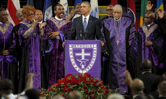 U.S. President Barack Obama leads mourners in singing the song ´Amazing Grace´ as he delivers a eulogy in honor of the Reverend Clementa Pinckney during funeral services for Pinckney in Charleston
