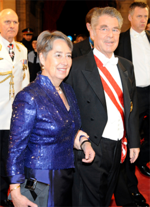 Eine Viertelstunde vor der Balleröffnung erreichten auch Bundespräsident Heinz Fischer und seine Gattin Margit Fischer die Staatsoper.