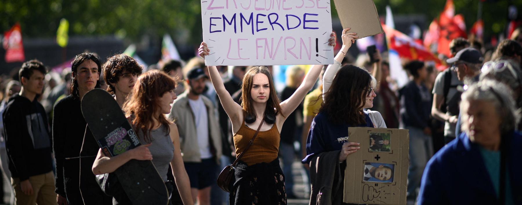 Nicht überall muss „rechtsextrem“ draufstehen: „Die Jugend nervt den FN/RN“ steht auf diesem Plakat bei einer Demo am 11. Juni in Rennes gegen die Partei von Marine Le Pen.
