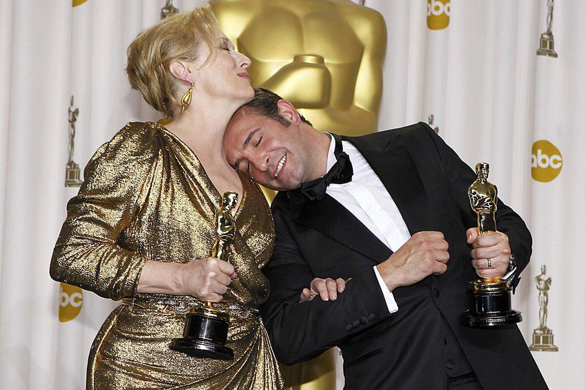 Dujardin geht damit in die Annalen ein: Für die Rolle des Stummfilmstars George Valentin in "The Artist" wurde er zum ersten Franzosen überhaupt, der einen Oscar als bester Hauptdarsteller bekam.  Zur Besten Hauptdarstellerin gekürt wurde Meryl Streep.