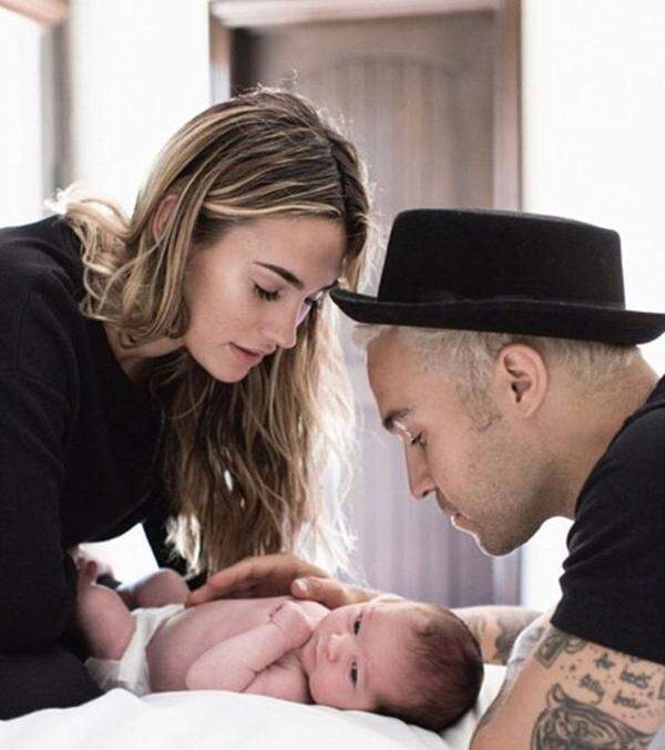 Der Rockmusiker Pete Wentz und Model-Freundin Meagan Camper wurden bereits Ende August Eltern des kleinen Saint Lazslo, mit ein wenig verspätung zeigten sie ihren Nachwuchs auch auf Instagram. Wentz hat bereits einen Sohn aus einer früheren Beziehung mit Ashlee Simpson.