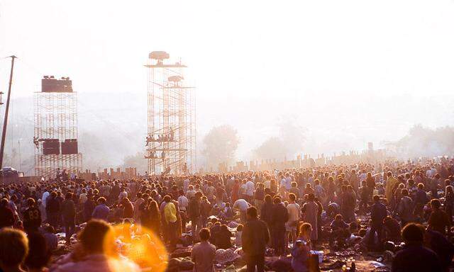 Fast eine halbe Million Menschen feierten drei Tage lang auf einer Farm in der Ortschaft Bethel. Sie machten das Woodstock-Festival zu einer Legende.