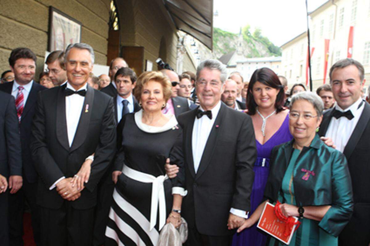 Am 25. Juli haben die diesjährigen Salzburger Festspiele begonnen. Hier sehen Sie den portugiesischen Präsident Anibal Antonio Cavaco Silva, seine Ehefrau Maria, Bundespräsident Heinz Fischer, Landeshauptfrau Gabi Burgstaller, Margit Fischer und Anton Holzer am Weg zur Premiere von Georg Friedrich Händels Oratorium "Theodora".