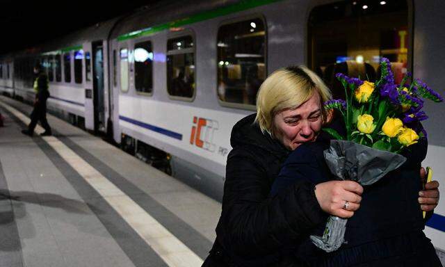 Eine Frau aus der Ukraine wird am Bahnhof in Berlin empfangen. Auch in Österreich müsste "auch abseits des Flüchtlingsstatus der Genfer Konvention" Platz für Frauen und Kinder aus der Ukraine sein, so der Wiener Parteichef Dominik Nepp.