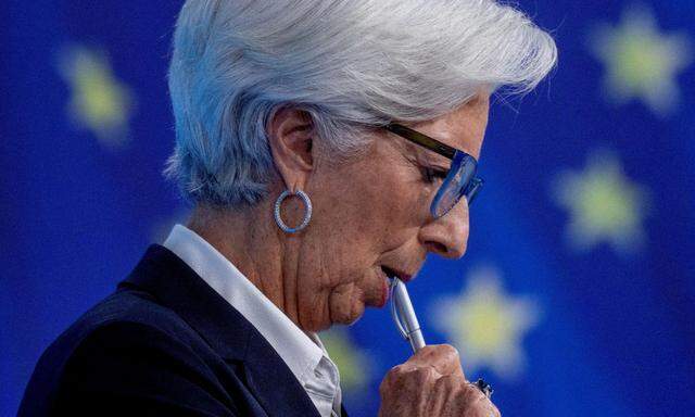 EZB-Präsidentin Christine Lagarde sieht nach Jahren der Untätigkeit nun auch Bedarf, die lockere Geldpolitik zurückzufahren.