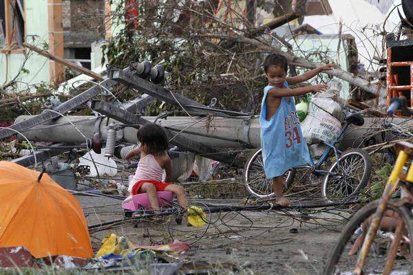 Tacloban liegt an der San Pedro und San Pablo-Bucht auf der Insel Leyte, genau in der Region, über die das Auge des Taifuns zog. Meterhohe Sturmfluten überschwemmten dort Straßen, berichteten Hilfsorganisationen.