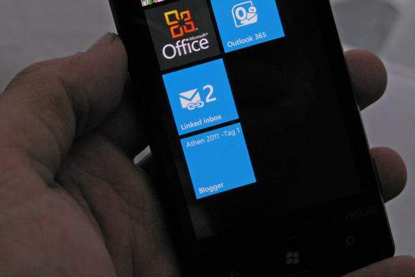 Die E-Mail-Funktion von Windows Phone 7 war bisher schon ein Highlight, wurde jetzt aber noch aufgebohrt. Wer mehrere Konten nutzt, kann diese jetzt miteinander verknüpfen. Was immer noch nicht klappt: Outlook-Dateien (*.pst) oder Visitkarten-Dateien (*.vcf) direkt importieren. Man muss den Umweg über Windows Live oder einen anderen Dienst gehen.