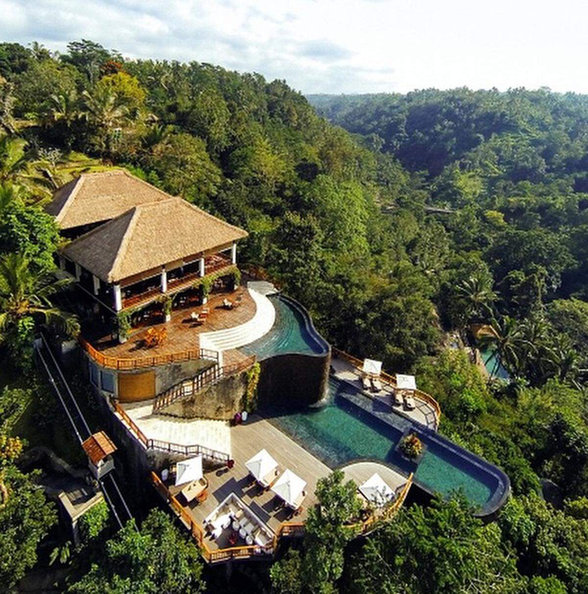 Ebenfalls sehr fotogen sind die Infinity-Pools mitten im indonesischen Urwald.