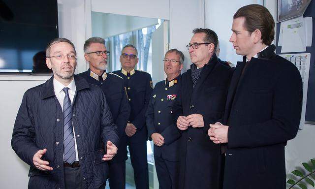 Innenminister Kickl, Vizekanzler Strache und Kanzler Kurz besuchen die Polizei