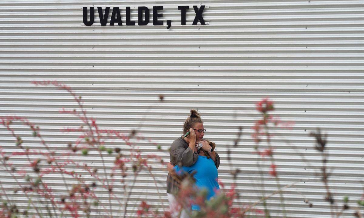 Nach einem Massaker an einer Volksschule im US-Bundesstaat Texas steht das ganze Land unter Schock angesichts eines erneut verheerenden Gewaltausbruchs in den USA.