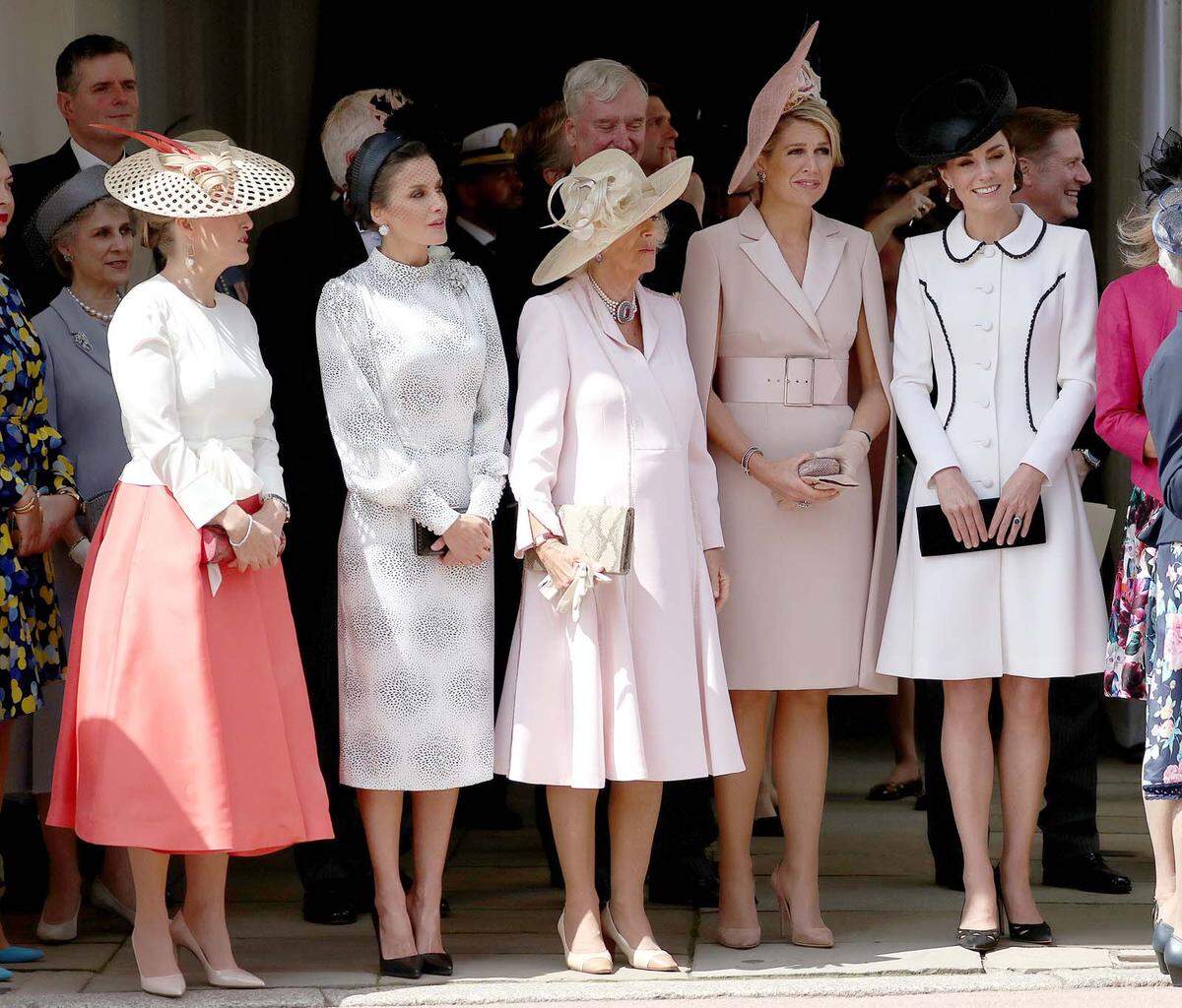 Im Retro-Mantelkleid ordnete sich die Herzogin neben ihren Kolleginnen (v.l. Gräfin Sophie, Königin Letizia, Herzogin Camilla, Königin Maxima) am "Garter Day" ein. Catherine Walker hat das Textil entworfen, der schwarze Faszinator kommt von Lock & Co.