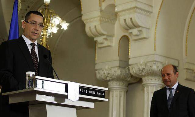 Ziemlich beste Feinde: Premier Victor Ponta (l.) und Präsident Traian Basescu auf einem der seltenen Bilder, die sie zu zweit zeigen. 
