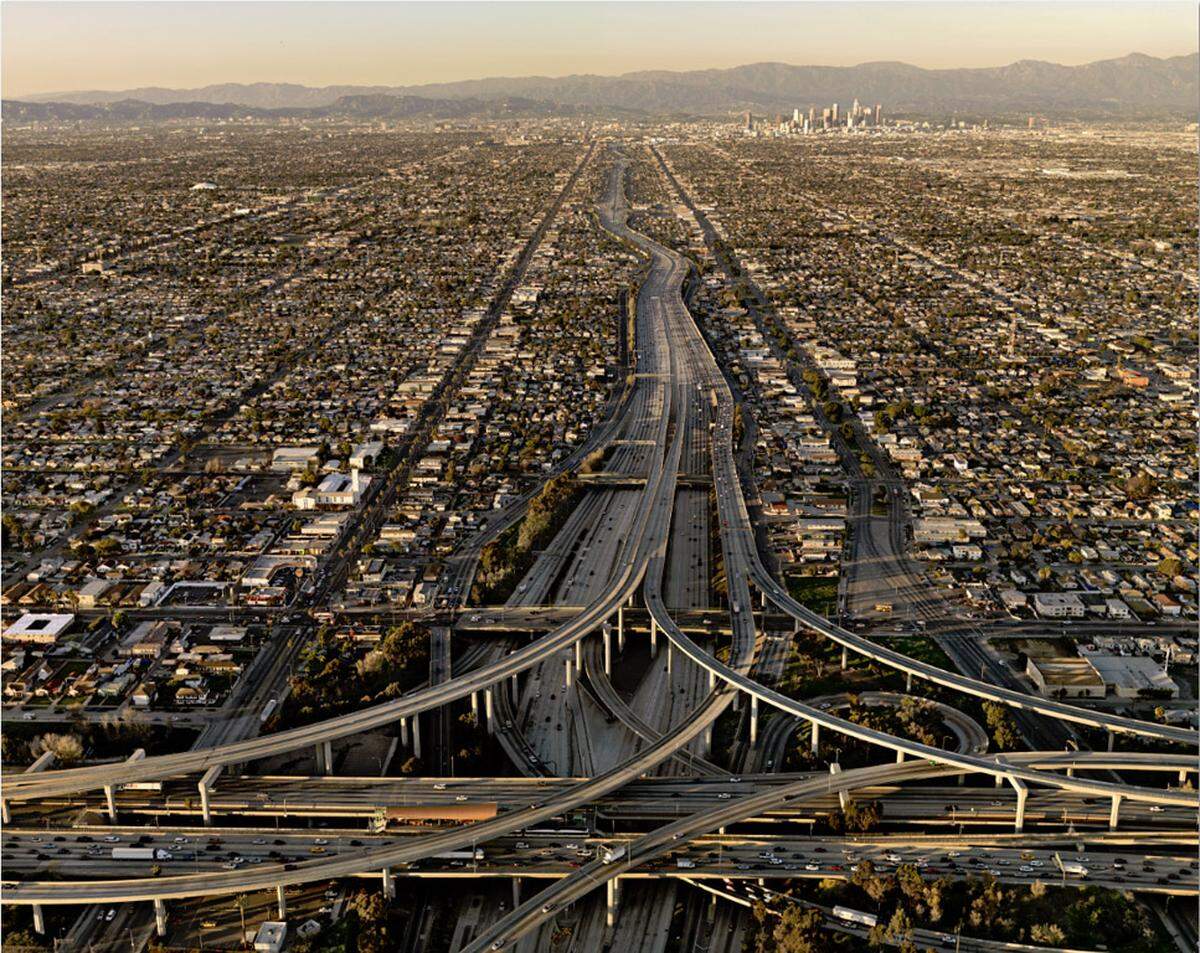 ... die sich endlos durch Metropolen und Landschaften ziehen.Die meisten Fotos hat Burtynsky übrigens aus der Vogelperspektive gemacht - aus einem Hubschrauber oder von einem Lift aus, der extra dafür gebaut wurde.Highway #5 . Los Angeles, California, USA . 2009