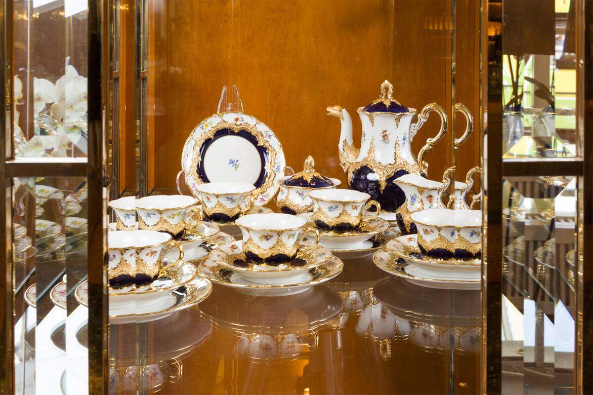 Die Ausstattung ist heute freilich modern - viele Antiquitäten und historische Gegenstände - im Bild Meißner Porzellan - werden im Hotel gezeigt.