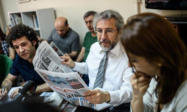 Cumhuriyet-Chefredakteur Can Dündar fungiert als Chefredakteur von Özgür Gündem