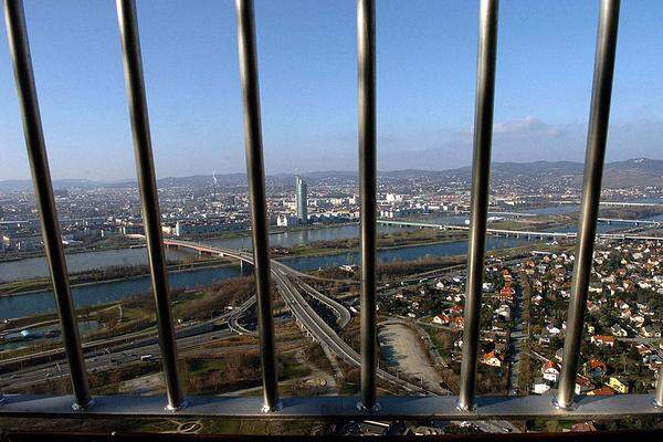 Die Aussicht von den Terrassen in 150 und 155 Meter Höhe reicht bei guter Witterung bis Bratislava und zum Schneeberg. Für Spott sorgte der Umstand, dass der Aussichtsturm an einem der niedrigsten Punkte der Stadt errichtet worden war.