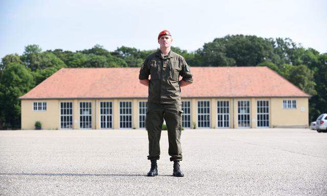 Oberleutnant Bernd Kirchknopf bildet hier in der Wiener Maria-Theresien-Kaserne Grundwehrdiener aus.