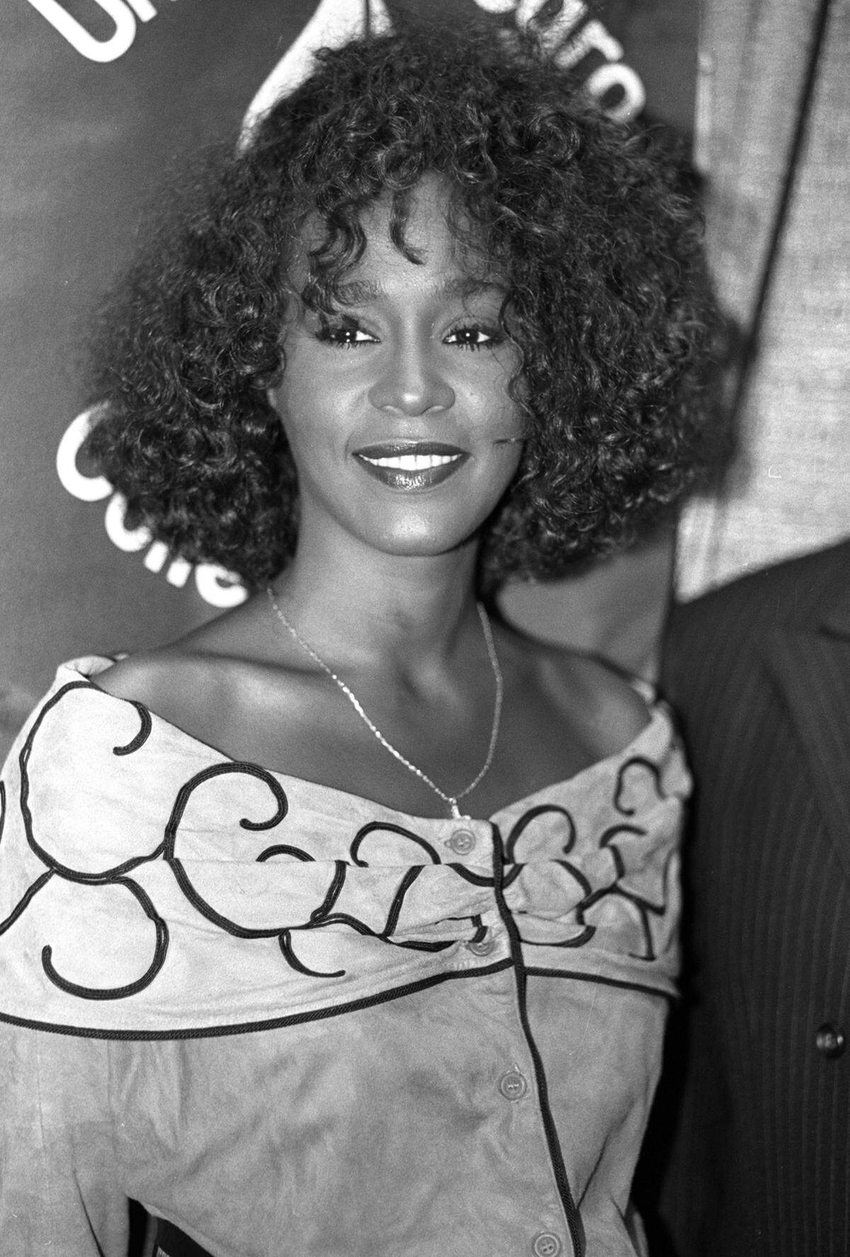 Zerzauste Locken, Seitenscheitel und Stirnfransen: Whitney Houston in den 80ern.