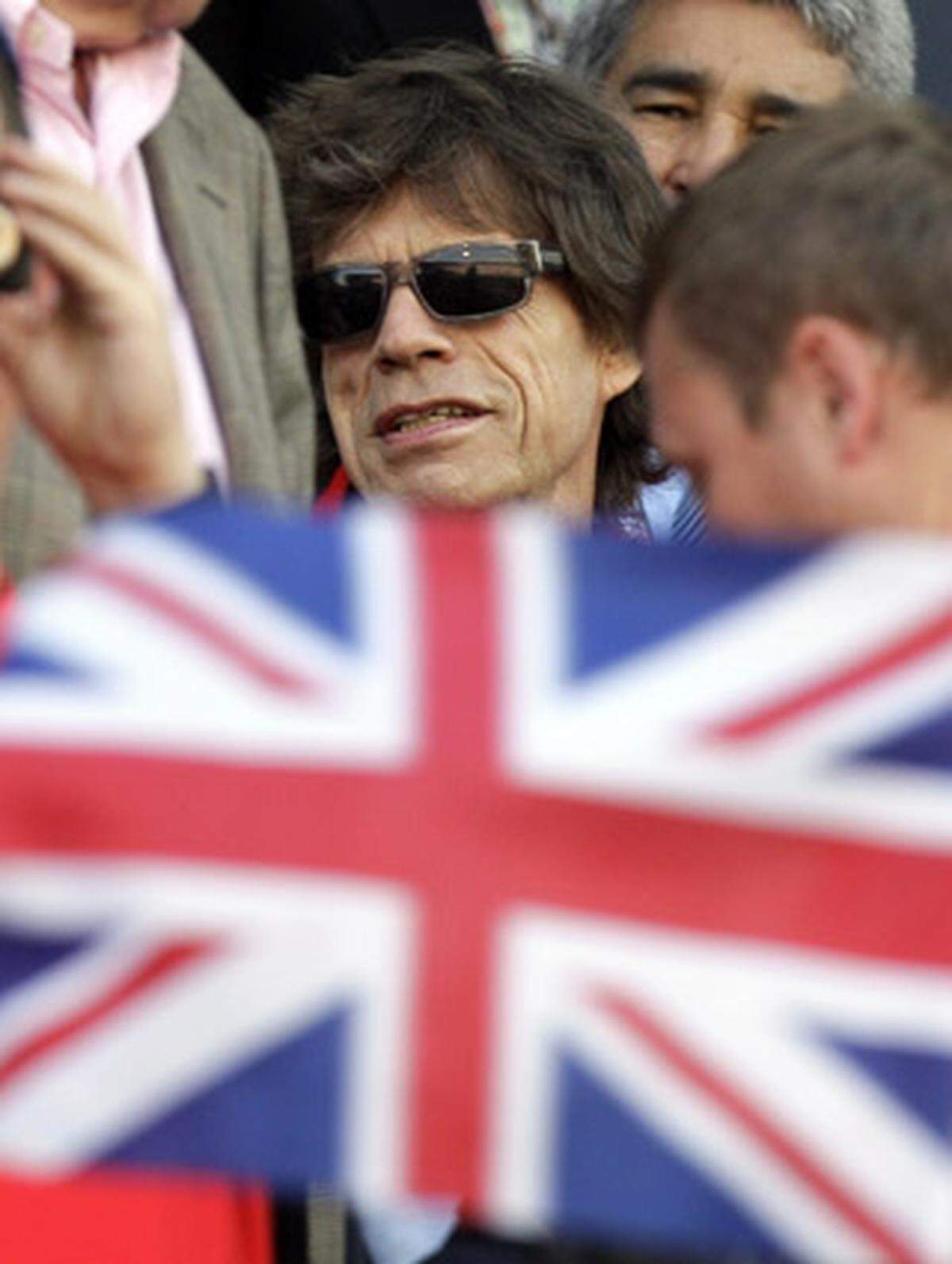 Musik-Star Mick Jagger wird bei der WM allmählich zum ungeliebten Tribünengast. Der Star der Rolling Stones hatte erst den US-Kickern im Achtelfinale gegen Ghana (1:2 n.V.) die Daumen gedrückt, dann den Engländern gegen Deutschland (1:4) - beide Teams schieden aus.