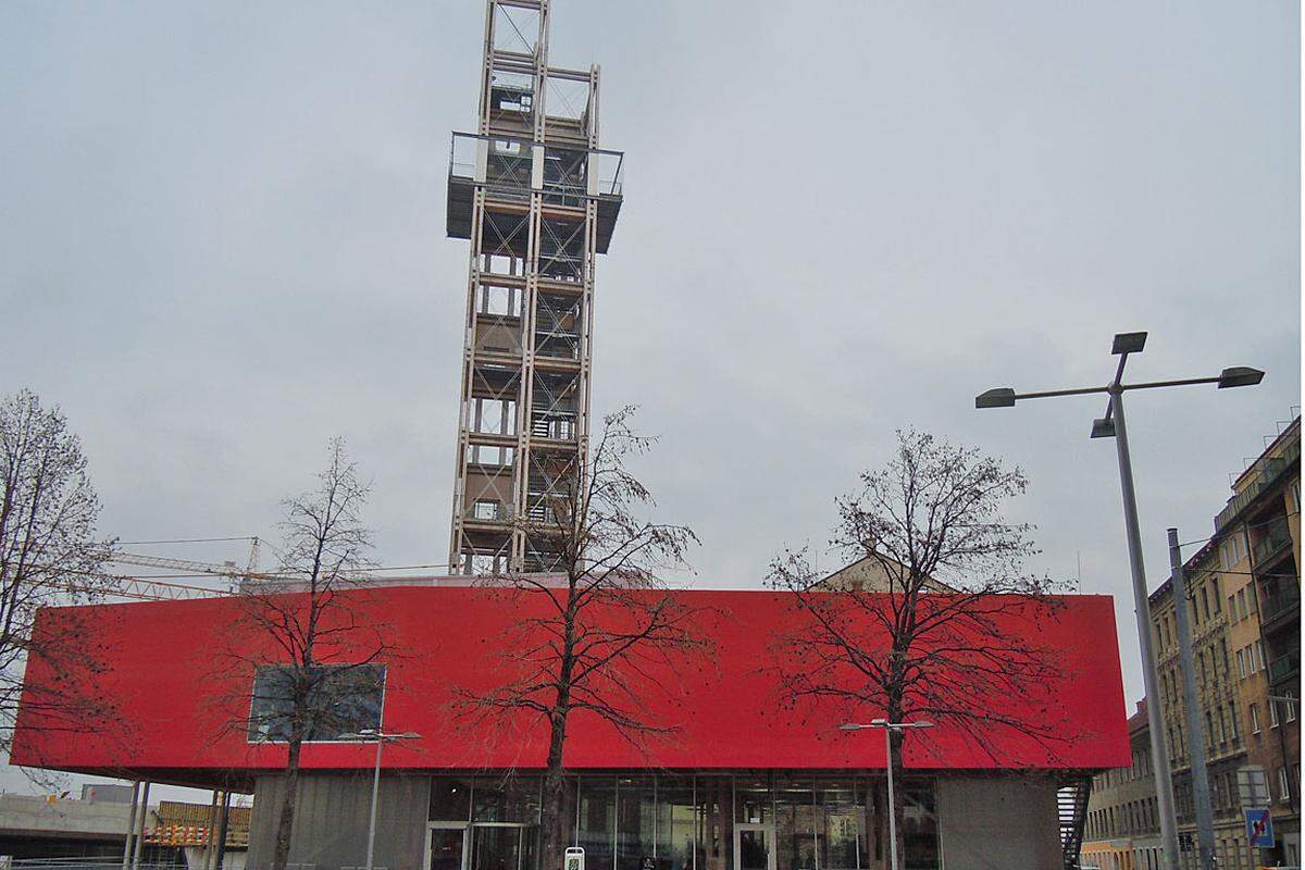 Vom "Bahnorama"-Turm kann man den Fortschritt der Arbeiten verfolgen - und als Bonus gibt es eine multimediale Ausstellung am Fuße des Turms.