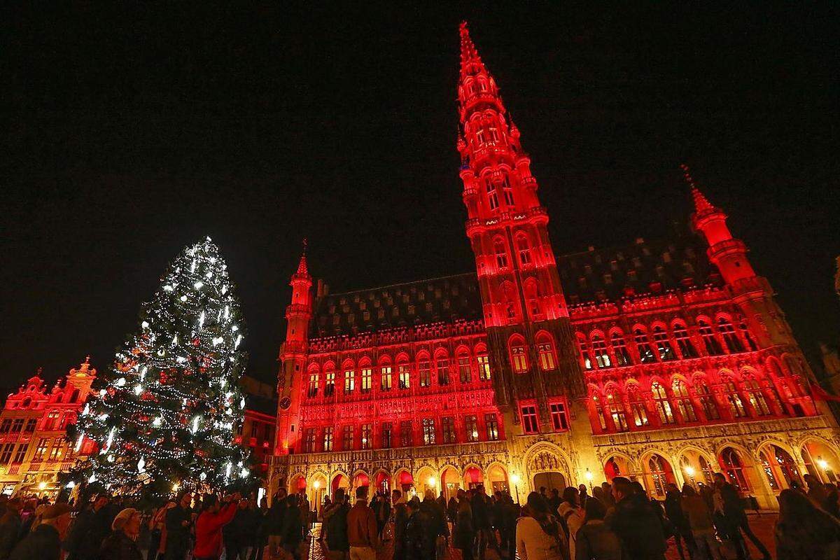 Auch Brüssel wartet mit spektakulären Show auf. Während einer Lichtshow auf dem "Grand Place" im Zentrum der belgischen Hauptstadt ist das Rathaus in Brüssel rot beleuchtet. Die Verbreitung des Weihnachtsbaumes ist vor allem den evangelischen Gemeinden Deutschlands zu verdanken, die ihn im 19. Jahrhundert bis in die katholischen Gebiete nach Österreich popularisierten.