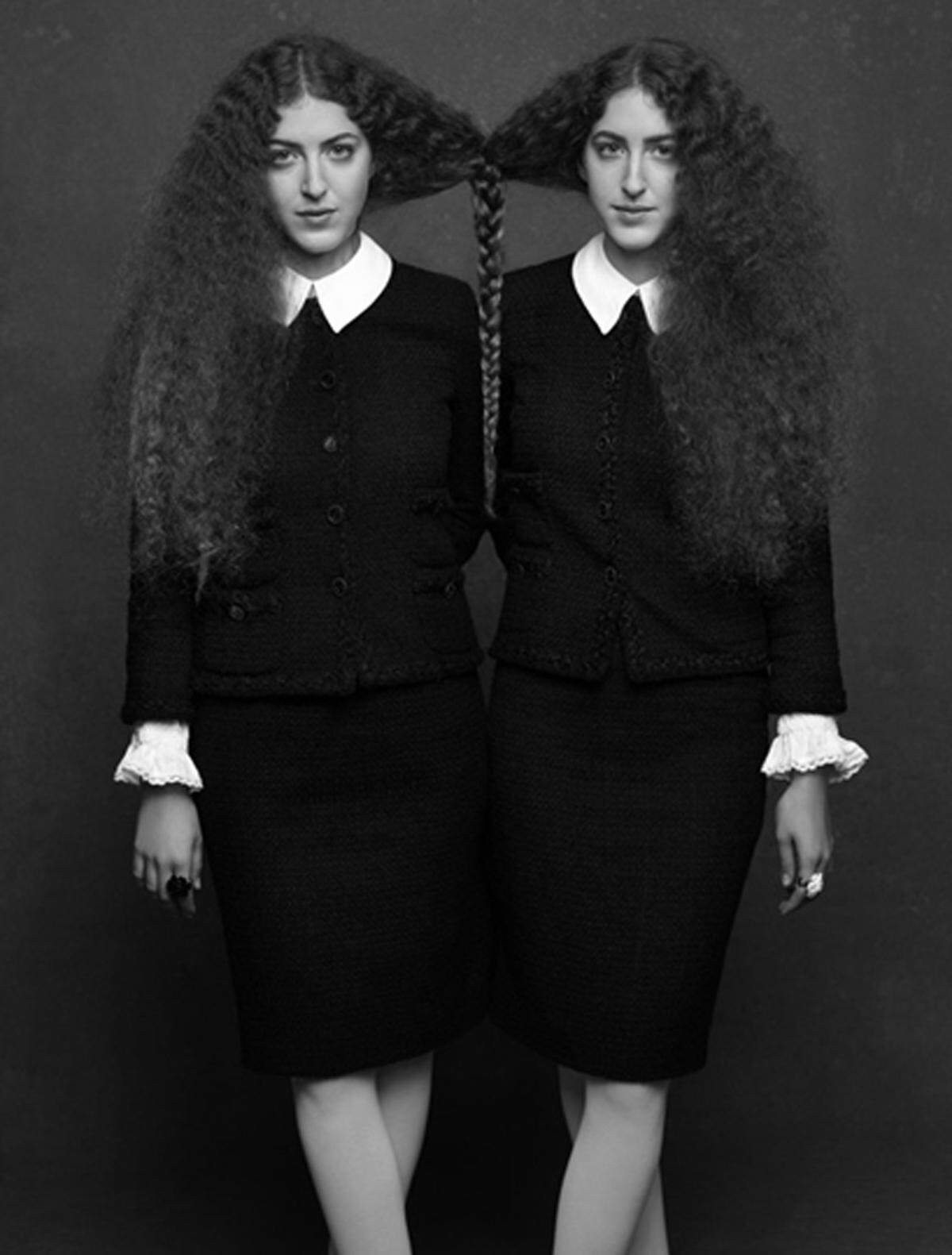 Hier die beiden "Dubai-Zwillinge" Haya und Sama Abu Khadra, die auf den Fashionweeks als Mode-Einkäuferinnen vertreten sind.