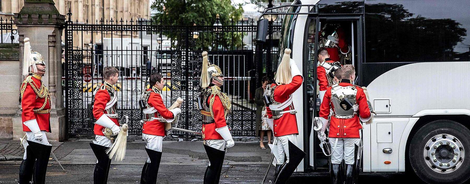 Wachen der Königin steigen nach der Rede von Queen Elizabeth in den Bus bei Westminster in London.