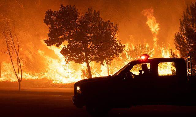 USA, Waldbraende in Kalifornien October 11, 2019, Granada Hills, California, USA: A fire patrol keeps an eye on a flare-u