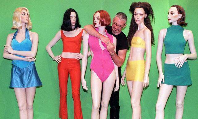 Kostüme der Spice Girls, die während einer Sotheby's-Aktion versteigert wurden. 