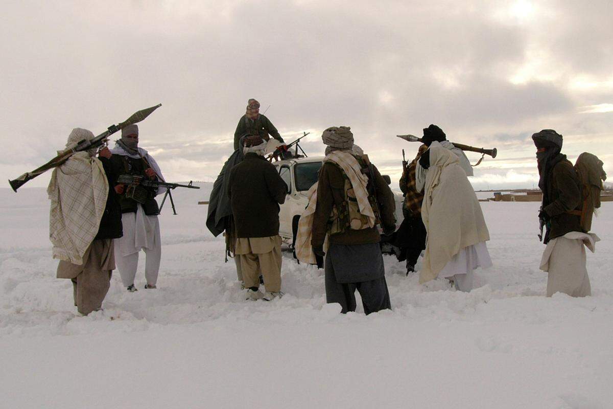 Am Anfang deutet alles auf ein rasches Ende des Krieges hin: Nach wenigen Wochen ist die al-Qaida-Führung auf der Flucht und das Taliban-Regime gestürzt. Die Taliban ziehen sich vor allem in das südlich gelegene Grenzgebiet zu Pakistan zurück.  Bild: Taliban-Kämpfer stapfen im Jahr 2009 durch den Schnee. 