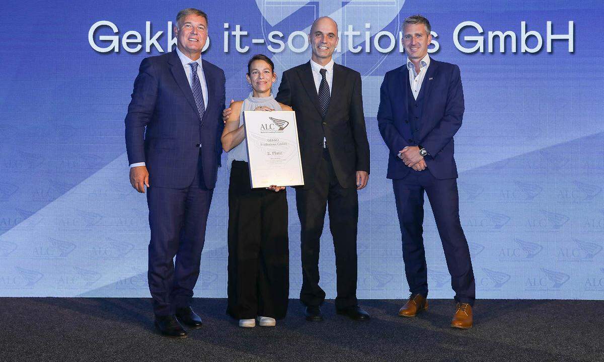 Auszeichnung 2. Platz Kleinbetriebe National für die Gekko-it Solutions GmbH (v.l.): WK Wien-Präsident Walter Ruck mit gekko-it-Unternehmerpaar Andrea und Johannes Kunschert sowie sowie TÜV Austria Sales Industry &amp; Energy-Manager Robert Weingartner.