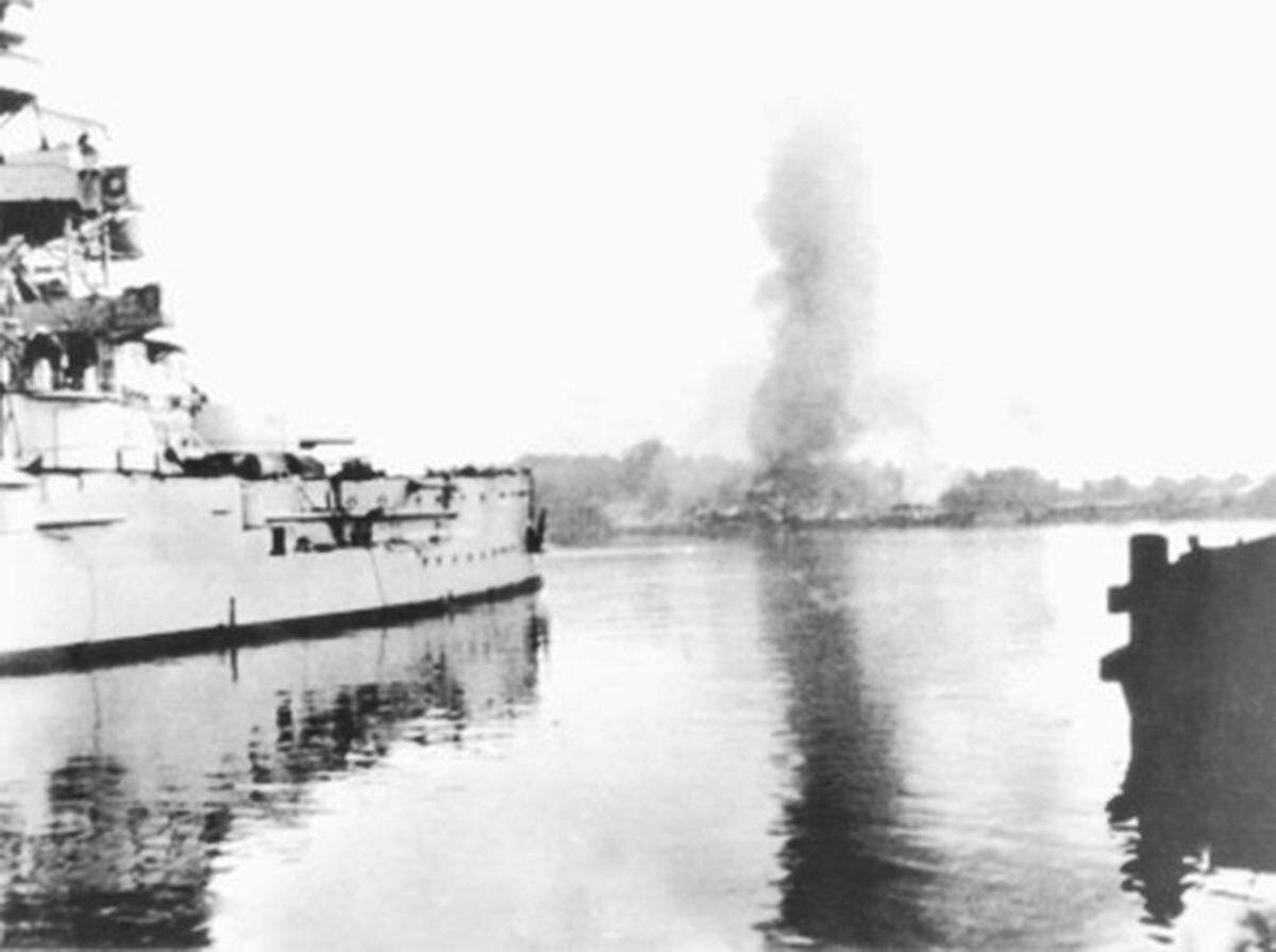 Schon vor der Rede Hitlers hatte das im Danziger Hafen liegende deutsche Linienschiff "Schleswig-Holstein" das Feuer auf die polnische Enklave Westerplatte vor dem Hafen der alten Hansestadt eröffnet.