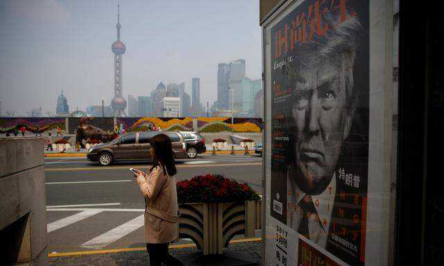 Grimmig blickt der US-Präsident von den chinesischen Kiosken. In Shanghai ist Trump schon lange Gesprächsthema, erst recht vor dem Treffen mit Staatschef Xi Jinping heute in Florida.