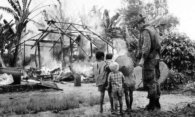 Ein US-Soldat mit vietnamesischen Kindern in der Serie „The Vietnam War“. Sie fokussiert auf Einzelschicksale und große Kämpfe. 