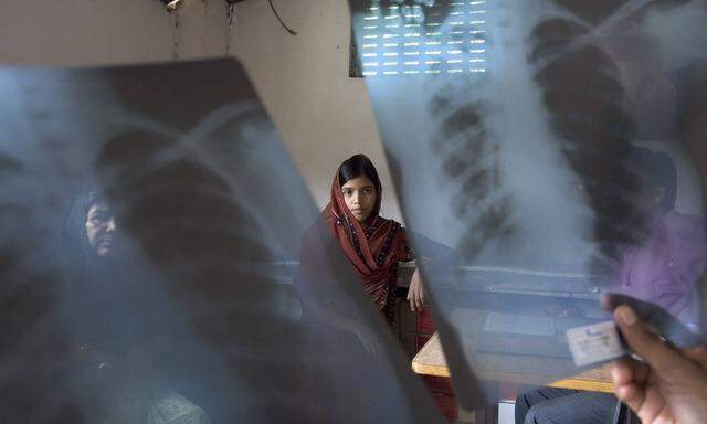 Von Tuberkulose geheiltes Mädchen in Howrah, Indien