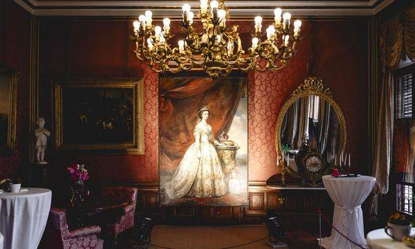 Anlässlich des 170. Hochzeits-Jubiläums von Kaiser Franz Joseph I. und Kaiserin Elisabeth ist ein besonderes Gemälde in die Kaiservilla Bad Ischl eingezogen.