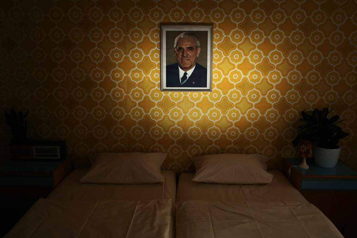 Die DDR wieder aufleben lässt das Hotel "Ostel" in Berlin. In jedem der 39 Zimmer findet sich ein Bild von Politiker Erich Honecker. Passend dazu besticht auch das Interieur mit Retro-Charme.