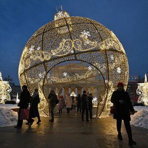 Weihnachts- und Neujahrsdekoration vor dem Bolschoj Theater in Moskau. Der Krieg hält die Russen nicht vom Feiern ab. 