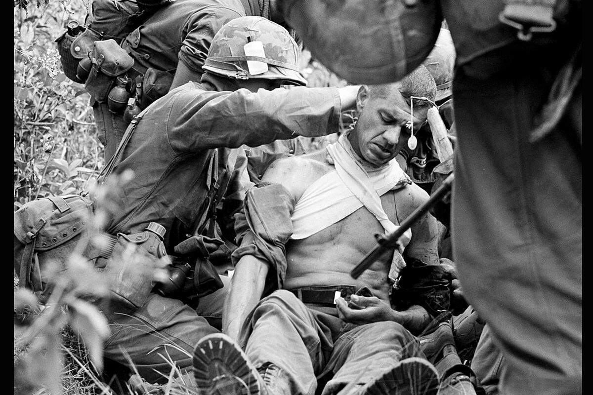 Vietnam, 16. Jänner 1966: Lt. Col. George Eyster wird verarztet. Er wurde von einem Heckenschützen der Vietkong getroffen.