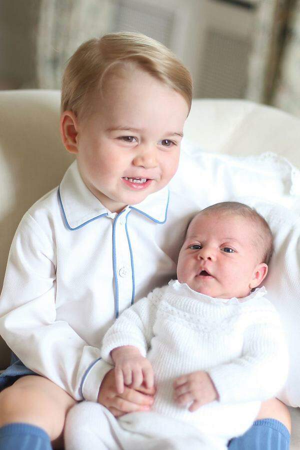 Die Fotos schoss die Mutter, Herzogin Catherine selbst, als Charlotte zwei Wochen alt war, in Anmer Hall, einem Landhaus von Prinz William und seiner Frau Kate.Öffentlichkeitswirksame Babyfotos findet man aktuell aber auch abseits des europäischen Hochadels.